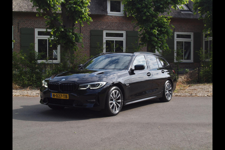 BMW 3 Serie Touring 320e Business Edition Plus | Apple Carplay | Laserlight | Parkeersensoren | Sfeerverlichting | Leer |