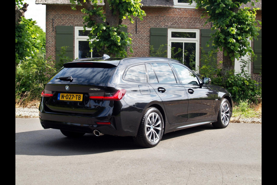 BMW 3 Serie Touring 320e Business Edition Plus | Apple Carplay | Laserlight | Parkeersensoren | Sfeerverlichting | Leer |