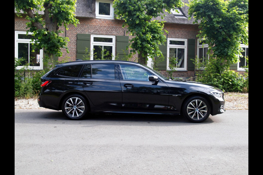 BMW 3 Serie Touring 320e Business Edition Plus | Apple Carplay | Laserlight | Parkeersensoren | Sfeerverlichting | Leer |