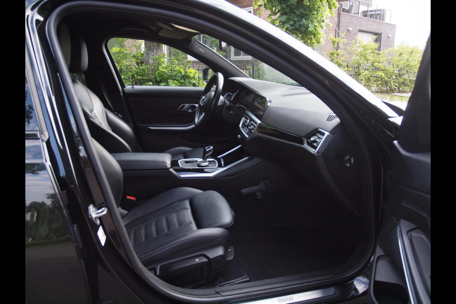 BMW 3 Serie Touring 320e Business Edition Plus | Apple Carplay | Laserlight | Parkeersensoren | Sfeerverlichting | Leer |