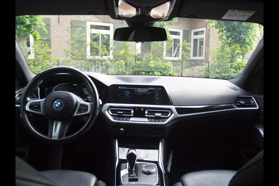 BMW 3 Serie Touring 320e Business Edition Plus | Apple Carplay | Laserlight | Parkeersensoren | Sfeerverlichting | Leer |