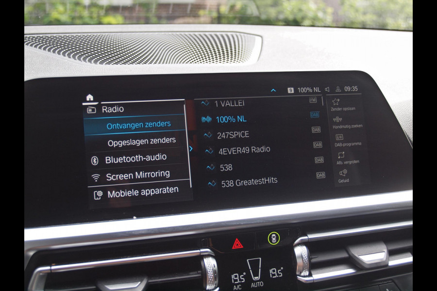 BMW 3 Serie Touring 320e Business Edition Plus | Apple Carplay | Laserlight | Parkeersensoren | Sfeerverlichting | Leer |
