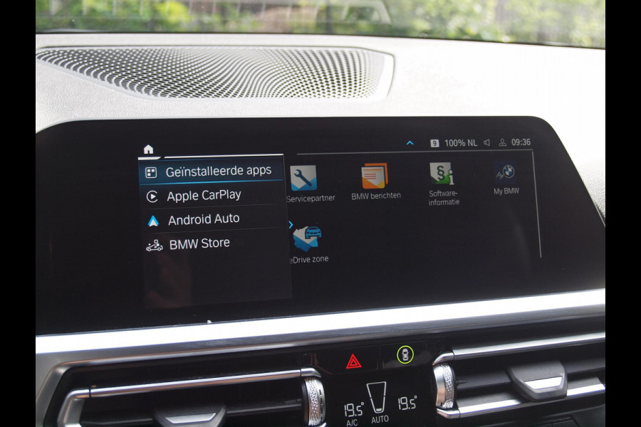 BMW 3 Serie Touring 320e Business Edition Plus | Apple Carplay | Laserlight | Parkeersensoren | Sfeerverlichting | Leer |