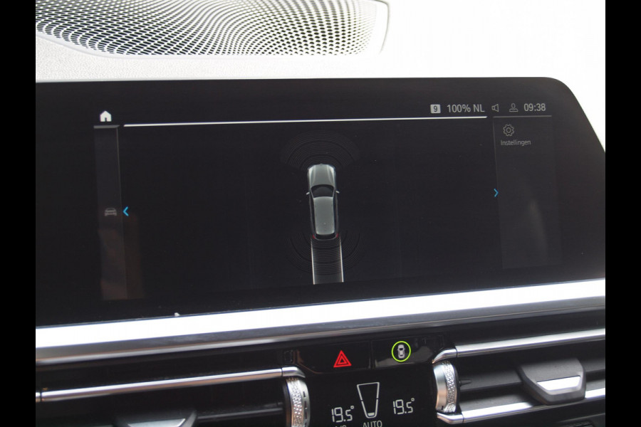 BMW 3 Serie Touring 320e Business Edition Plus | Apple Carplay | Laserlight | Parkeersensoren | Sfeerverlichting | Leer |