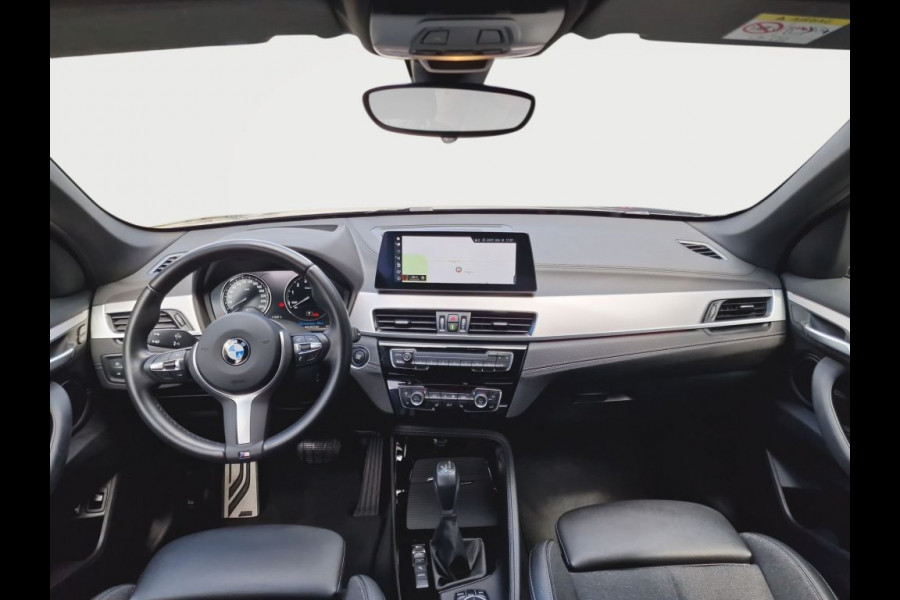 BMW X1 xDrive25e M-SPORT ** LED, NAVI+, HALF-LEDER, HiFi, TREKH, HuD, 19-inch LMV, ** 1e EIG - UNFALLFREI ** ! 2DE PINKSTERDAG GEOPEND VAN 10:00 UUR T/M 17:00 UUR