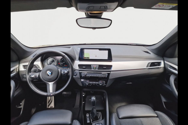 BMW X1 xDrive25e M-SPORT ** LED, NAVI+, HALF-LEDER, HiFi, TREKH, HuD, 19-inch LMV, ** 1e EIG - UNFALLFREI ** ! 2DE PINKSTERDAG GEOPEND VAN 10:00 UUR T/M 17:00 UUR