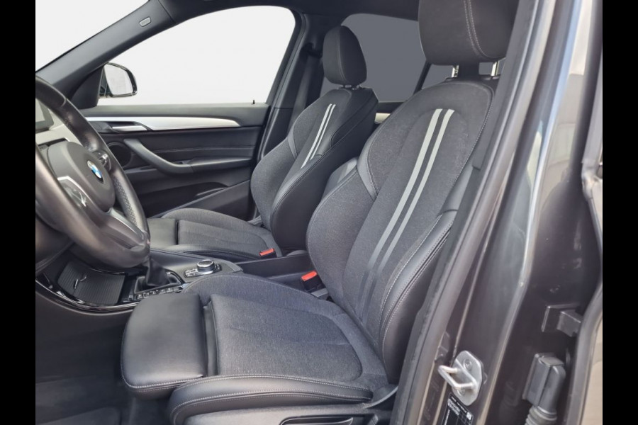 BMW X1 xDrive25e M-SPORT ** LED, NAVI+, HALF-LEDER, HiFi, TREKH, HuD, 19-inch LMV, ** 1e EIG - UNFALLFREI ** ! 2DE PINKSTERDAG GEOPEND VAN 10:00 UUR T/M 17:00 UUR