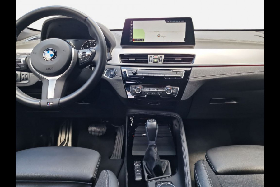 BMW X1 xDrive25e M-SPORT ** LED, NAVI+, HALF-LEDER, HiFi, TREKH, HuD, 19-inch LMV, ** 1e EIG - UNFALLFREI ** ! 2DE PINKSTERDAG GEOPEND VAN 10:00 UUR T/M 17:00 UUR