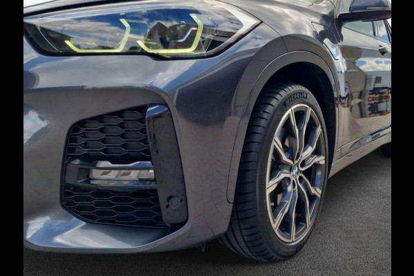 BMW X1 xDrive25e M-SPORT ** LED, NAVI+, HALF-LEDER, HiFi, TREKH, HuD, 19-inch LMV, ** 1e EIG - UNFALLFREI ** ! 2DE PINKSTERDAG GEOPEND VAN 10:00 UUR T/M 17:00 UUR