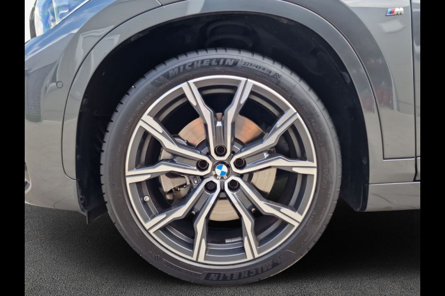BMW X1 xDrive25e M-SPORT ** LED, NAVI+, HALF-LEDER, HiFi, TREKH, HuD, 19-inch LMV, ** 1e EIG - UNFALLFREI ** ! 2DE PINKSTERDAG GEOPEND VAN 10:00 UUR T/M 17:00 UUR