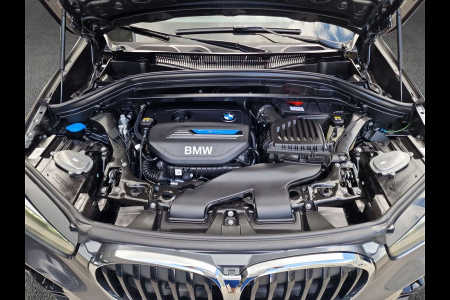 BMW X1 xDrive25e M-SPORT ** LED, NAVI+, HALF-LEDER, HiFi, TREKH, HuD, 19-inch LMV, ** 1e EIG - UNFALLFREI ** ! 2DE PINKSTERDAG GEOPEND VAN 10:00 UUR T/M 17:00 UUR