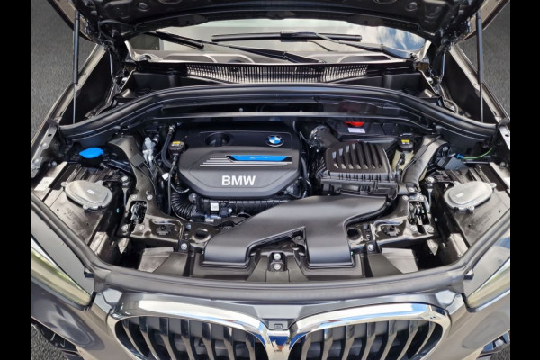 BMW X1 xDrive25e M-SPORT ** LED, NAVI+, HALF-LEDER, HiFi, TREKH, HuD, 19-inch LMV, ** 1e EIG - UNFALLFREI ** ! 2DE PINKSTERDAG GEOPEND VAN 10:00 UUR T/M 17:00 UUR