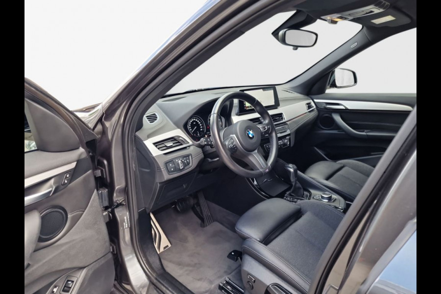 BMW X1 xDrive25e M-SPORT ** LED, NAVI+, HALF-LEDER, HiFi, TREKH, HuD, 19-inch LMV, ** 1e EIG - UNFALLFREI ** ! 2DE PINKSTERDAG GEOPEND VAN 10:00 UUR T/M 17:00 UUR