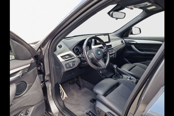 BMW X1 xDrive25e M-SPORT ** LED, NAVI+, HALF-LEDER, HiFi, TREKH, HuD, 19-inch LMV, ** 1e EIG - UNFALLFREI ** ! 2DE PINKSTERDAG GEOPEND VAN 10:00 UUR T/M 17:00 UUR