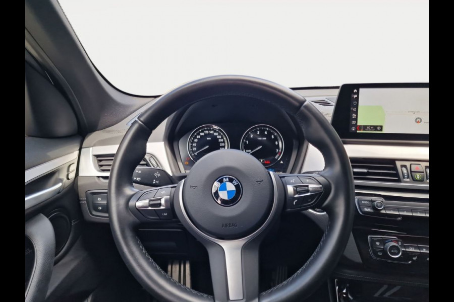 BMW X1 xDrive25e M-SPORT ** LED, NAVI+, HALF-LEDER, HiFi, TREKH, HuD, 19-inch LMV, ** 1e EIG - UNFALLFREI ** ! 2DE PINKSTERDAG GEOPEND VAN 10:00 UUR T/M 17:00 UUR