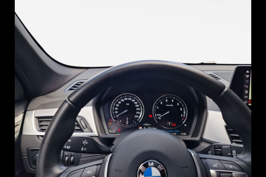 BMW X1 xDrive25e M-SPORT ** LED, NAVI+, HALF-LEDER, HiFi, TREKH, HuD, 19-inch LMV, ** 1e EIG - UNFALLFREI ** ! 2DE PINKSTERDAG GEOPEND VAN 10:00 UUR T/M 17:00 UUR