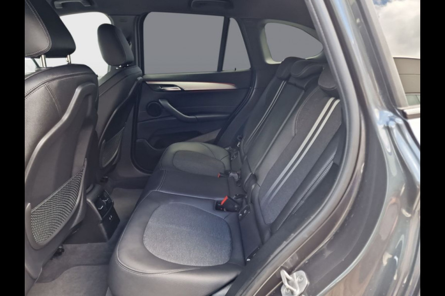BMW X1 xDrive25e M-SPORT ** LED, NAVI+, HALF-LEDER, HiFi, TREKH, HuD, 19-inch LMV, ** 1e EIG - UNFALLFREI ** ! 2DE PINKSTERDAG GEOPEND VAN 10:00 UUR T/M 17:00 UUR
