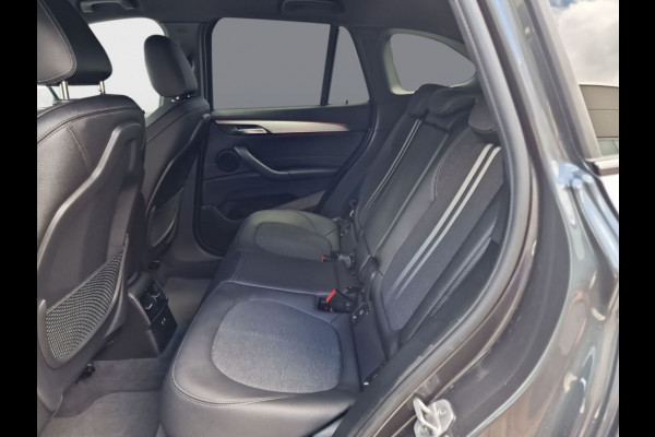 BMW X1 xDrive25e M-SPORT ** LED, NAVI+, HALF-LEDER, HiFi, TREKH, HuD, 19-inch LMV, ** 1e EIG - UNFALLFREI ** ! 2DE PINKSTERDAG GEOPEND VAN 10:00 UUR T/M 17:00 UUR