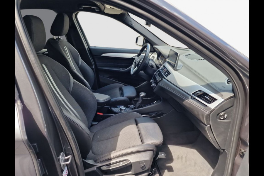 BMW X1 xDrive25e M-SPORT ** LED, NAVI+, HALF-LEDER, HiFi, TREKH, HuD, 19-inch LMV, ** 1e EIG - UNFALLFREI ** ! 2DE PINKSTERDAG GEOPEND VAN 10:00 UUR T/M 17:00 UUR