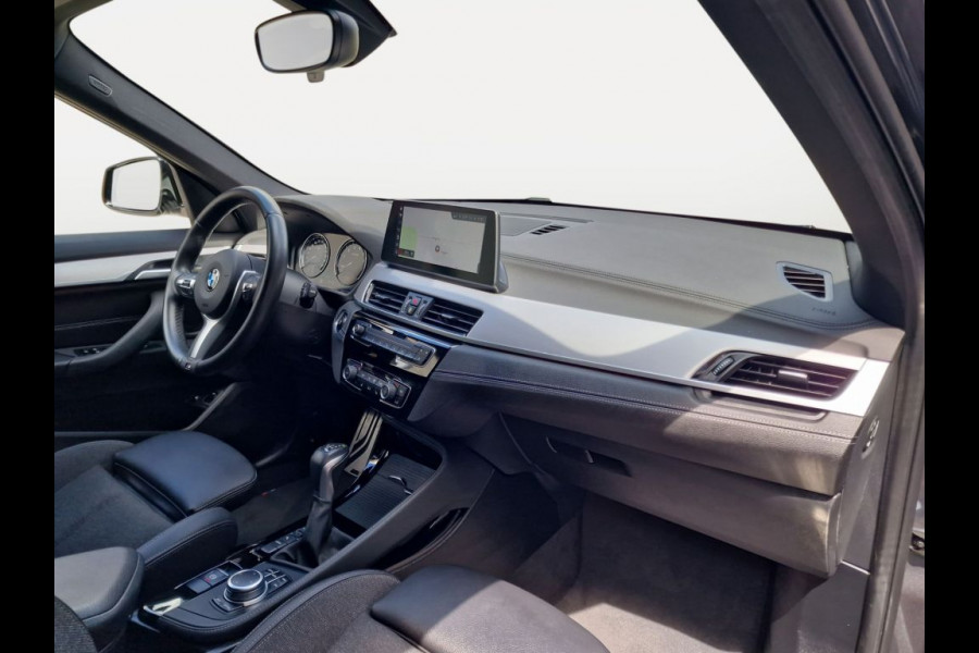 BMW X1 xDrive25e M-SPORT ** LED, NAVI+, HALF-LEDER, HiFi, TREKH, HuD, 19-inch LMV, ** 1e EIG - UNFALLFREI ** ! 2DE PINKSTERDAG GEOPEND VAN 10:00 UUR T/M 17:00 UUR