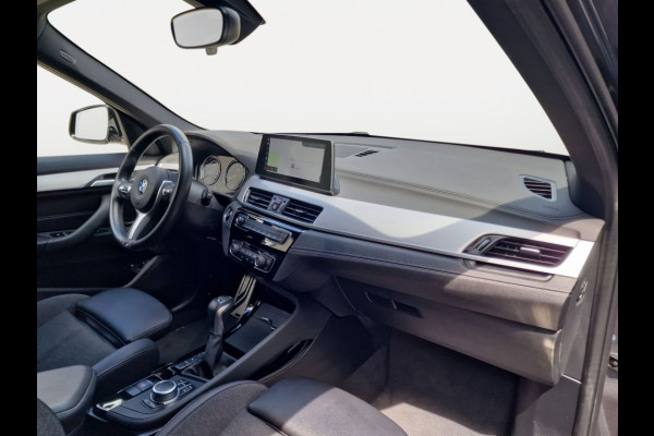 BMW X1 xDrive25e M-SPORT ** LED, NAVI+, HALF-LEDER, HiFi, TREKH, HuD, 19-inch LMV, ** 1e EIG - UNFALLFREI ** ! 2DE PINKSTERDAG GEOPEND VAN 10:00 UUR T/M 17:00 UUR