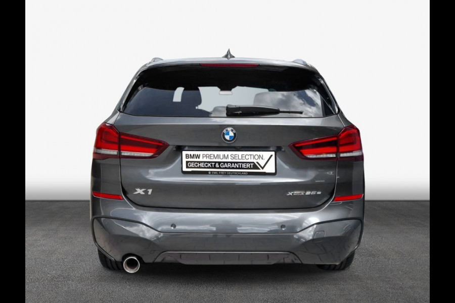 BMW X1 xDrive25e M-SPORT ** LED, NAVI+, HALF-LEDER, HiFi, TREKH, HuD, 19-inch LMV, ** 1e EIG - UNFALLFREI ** ! 2DE PINKSTERDAG GEOPEND VAN 10:00 UUR T/M 17:00 UUR