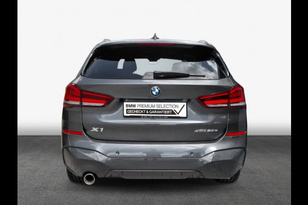 BMW X1 xDrive25e M-SPORT ** LED, NAVI+, HALF-LEDER, HiFi, TREKH, HuD, 19-inch LMV, ** 1e EIG - UNFALLFREI ** ! 2DE PINKSTERDAG GEOPEND VAN 10:00 UUR T/M 17:00 UUR