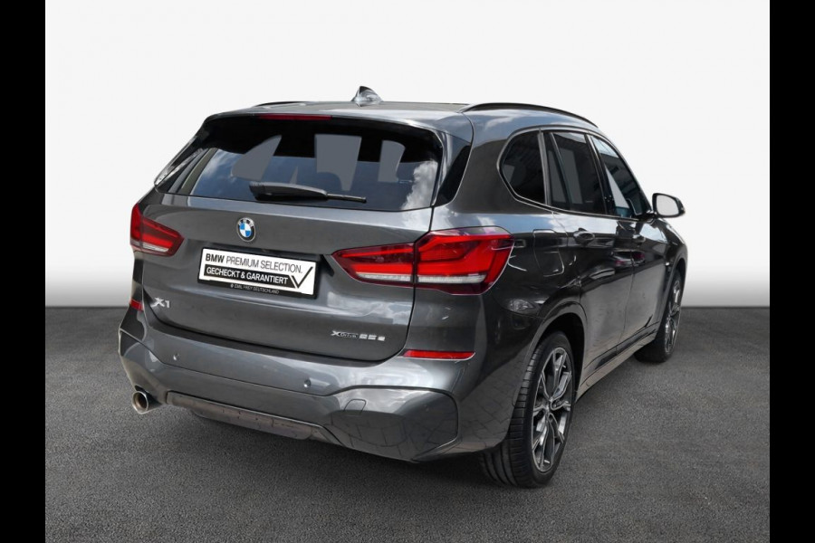 BMW X1 xDrive25e M-SPORT ** LED, NAVI+, HALF-LEDER, HiFi, TREKH, HuD, 19-inch LMV, ** 1e EIG - UNFALLFREI ** ! 2DE PINKSTERDAG GEOPEND VAN 10:00 UUR T/M 17:00 UUR