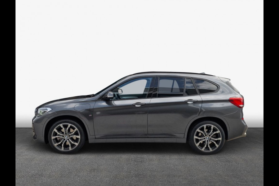 BMW X1 xDrive25e M-SPORT ** LED, NAVI+, HALF-LEDER, HiFi, TREKH, HuD, 19-inch LMV, ** 1e EIG - UNFALLFREI ** ! 2DE PINKSTERDAG GEOPEND VAN 10:00 UUR T/M 17:00 UUR
