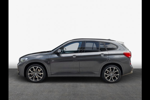 BMW X1 xDrive25e M-SPORT ** LED, NAVI+, HALF-LEDER, HiFi, TREKH, HuD, 19-inch LMV, ** 1e EIG - UNFALLFREI ** ! 2DE PINKSTERDAG GEOPEND VAN 10:00 UUR T/M 17:00 UUR