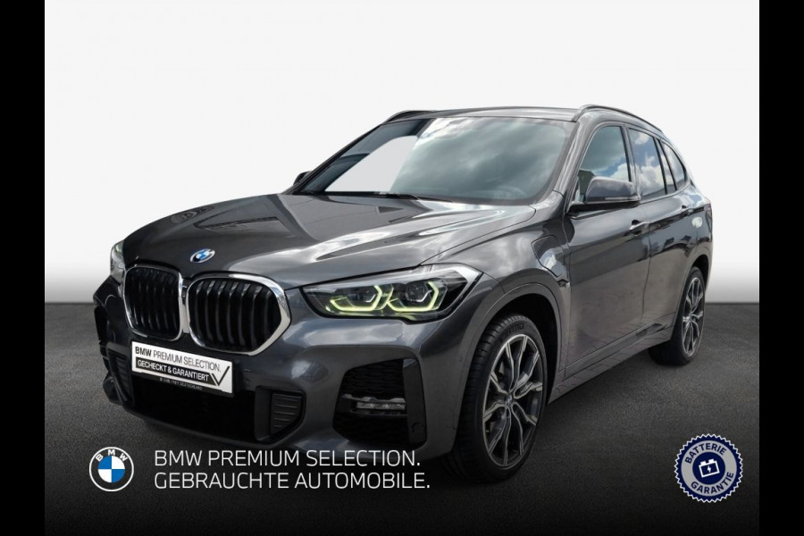 BMW X1 xDrive25e M-SPORT ** LED, NAVI+, HALF-LEDER, HiFi, TREKH, HuD, 19-inch LMV, ** 1e EIG - UNFALLFREI ** ! 2DE PINKSTERDAG GEOPEND VAN 10:00 UUR T/M 17:00 UUR