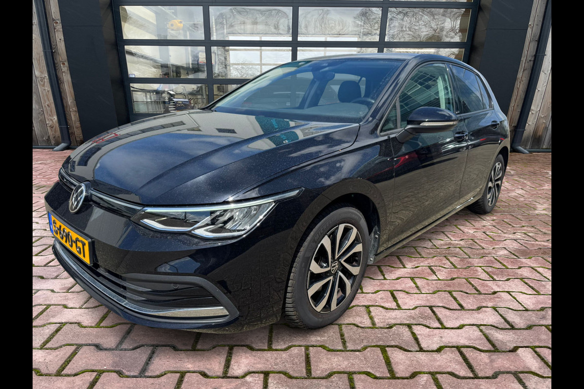 Volkswagen Golf 1.5 eTSI R-Line Business+ | LED | Trekhaak | All-seasons | ACC | Keyless | Stoelverwarming | Volkswagen Golf 1.5 eTSI R-Line Business+ | LED | Trekhaak | All-seasons | ACC | Keyless | Stoelverwarming |