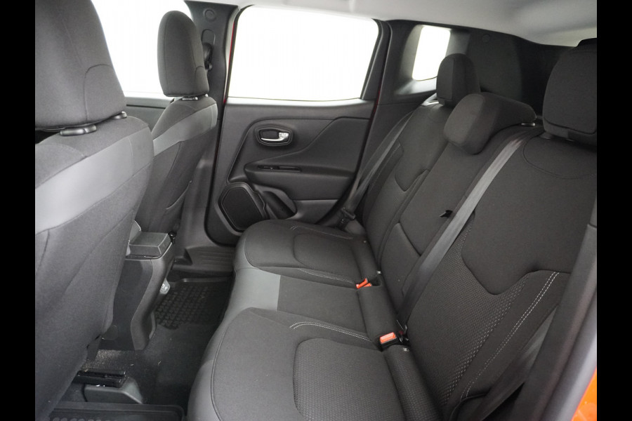Jeep Renegade T120pk Navi Camera Apple Carplay Android Auto Achteruitrij-Assist Dodehoek-detectie Park-Assist PDC-A+V 19" DAB U-Connect Live 8 Regen-Lichtsensor Led Blindspot monitoring Lane Assist Dim.Binnenspiegel Lmv Privacy Glas Bluetooth Super compleet Slechts 1.295kg in gewicht zorgt voor een laag verbruik en dito kosten!