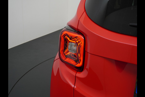 Jeep Renegade T120pk Navi Camera Apple Carplay Android Auto Achteruitrij-Assist Dodehoek-detectie Park-Assist PDC-A+V 19" DAB U-Connect Live 8 Regen-Lichtsensor Led Blindspot monitoring Lane Assist Dim.Binnenspiegel Lmv Privacy Glas Bluetooth Super compleet Slechts 1.295kg in gewicht zorgt voor een laag verbruik en dito kosten!