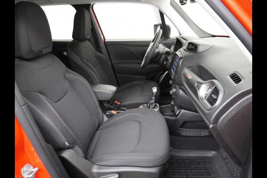 Jeep Renegade T120pk Navi Camera Apple Carplay Android Auto Achteruitrij-Assist Dodehoek-detectie Park-Assist PDC-A+V 19" DAB U-Connect Live 8 Regen-Lichtsensor Led Blindspot monitoring Lane Assist Dim.Binnenspiegel Lmv Privacy Glas Bluetooth Super compleet Slechts 1.295kg in gewicht zorgt voor een laag verbruik en dito kosten!