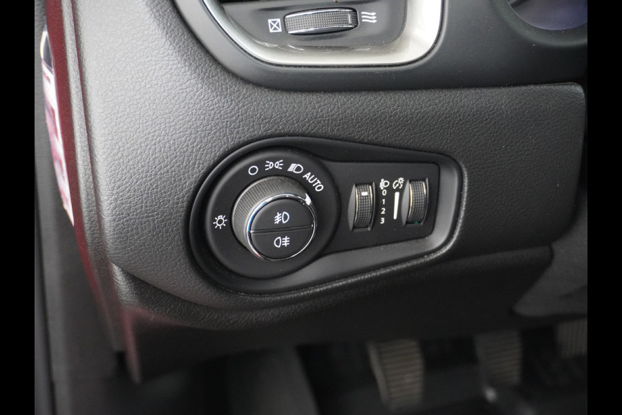 Jeep Renegade T120pk Navi Camera Apple Carplay Android Auto Achteruitrij-Assist Dodehoek-detectie Park-Assist PDC-A+V 19" DAB U-Connect Live 8 Regen-Lichtsensor Led Blindspot monitoring Lane Assist Dim.Binnenspiegel Lmv Privacy Glas Bluetooth Super compleet Slechts 1.295kg in gewicht zorgt voor een laag verbruik en dito kosten!