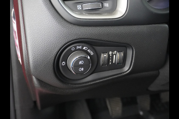 Jeep Renegade T120pk Navi Camera Apple Carplay Android Auto Achteruitrij-Assist Dodehoek-detectie Park-Assist PDC-A+V 19" DAB U-Connect Live 8 Regen-Lichtsensor Led Blindspot monitoring Lane Assist Dim.Binnenspiegel Lmv Privacy Glas Bluetooth Super compleet Slechts 1.295kg in gewicht zorgt voor een laag verbruik en dito kosten!