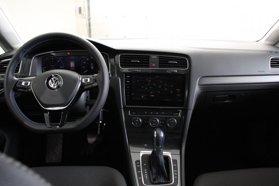 Volkswagen e-Golf € 2000,- subsidie mogelijk ! | Navigatie | Climate control | Virtual cockpit | Parkeersensoren V+A | DAB+ | Adaptive Cruise Control | 17"Lichtmetalen velgen