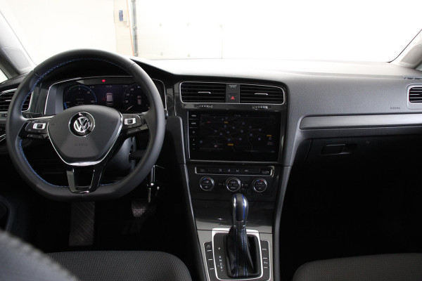 Volkswagen e-Golf € 2000,- subsidie mogelijk ! | Navigatie | Climate control | Virtual cockpit | Parkeersensoren V+A | DAB+ | Adaptive Cruise Control | 17"Lichtmetalen velgen