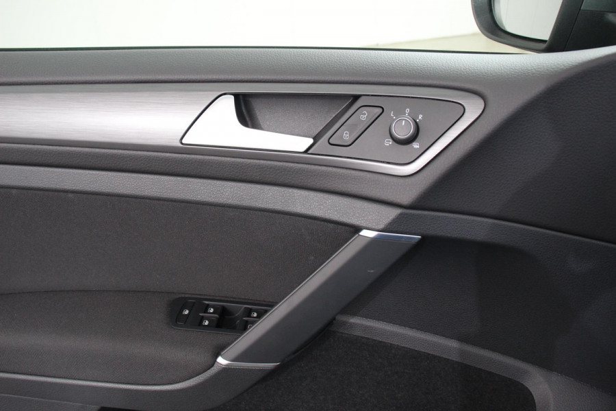 Volkswagen e-Golf € 2000,- subsidie mogelijk ! | Navigatie | Climate control | Virtual cockpit | Parkeersensoren V+A | DAB+ | Adaptive Cruise Control | 17"Lichtmetalen velgen