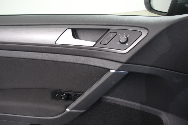 Volkswagen e-Golf € 2000,- subsidie mogelijk ! | Navigatie | Climate control | Virtual cockpit | Parkeersensoren V+A | DAB+ | Adaptive Cruise Control | 17"Lichtmetalen velgen