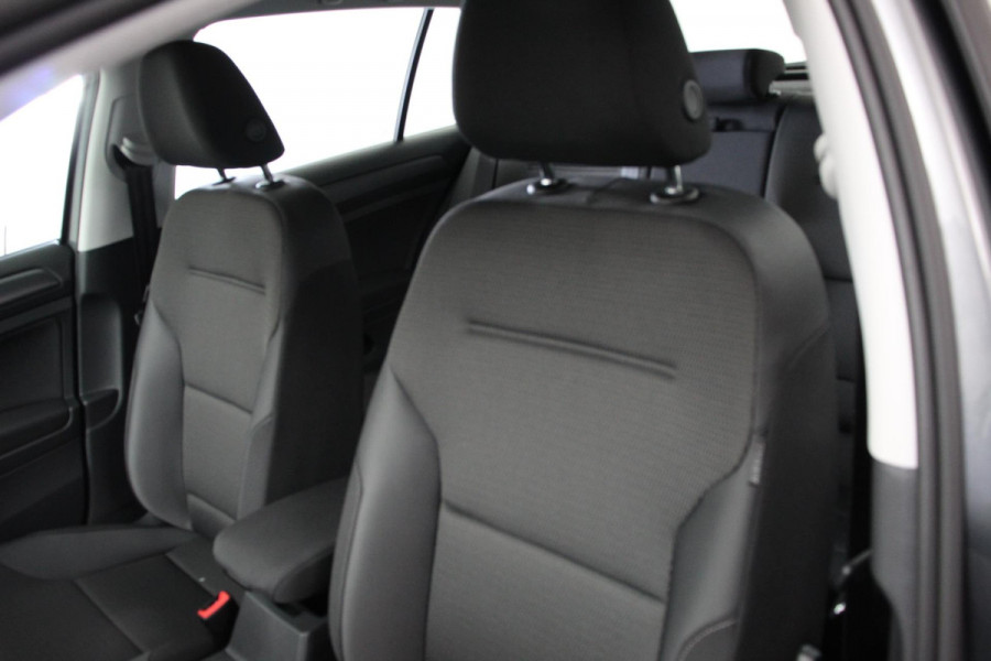 Volkswagen e-Golf € 2000,- subsidie mogelijk ! | Navigatie | Climate control | Virtual cockpit | Parkeersensoren V+A | DAB+ | Adaptive Cruise Control | 17"Lichtmetalen velgen