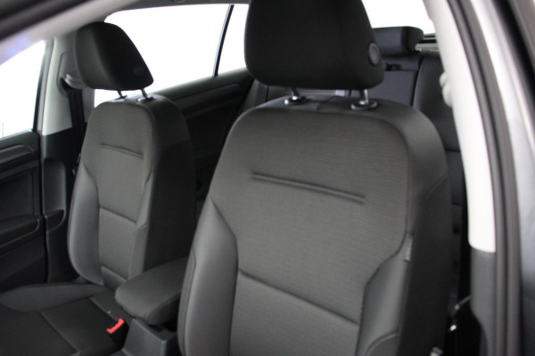 Volkswagen e-Golf € 2000,- subsidie mogelijk ! | Navigatie | Climate control | Virtual cockpit | Parkeersensoren V+A | DAB+ | Adaptive Cruise Control | 17"Lichtmetalen velgen