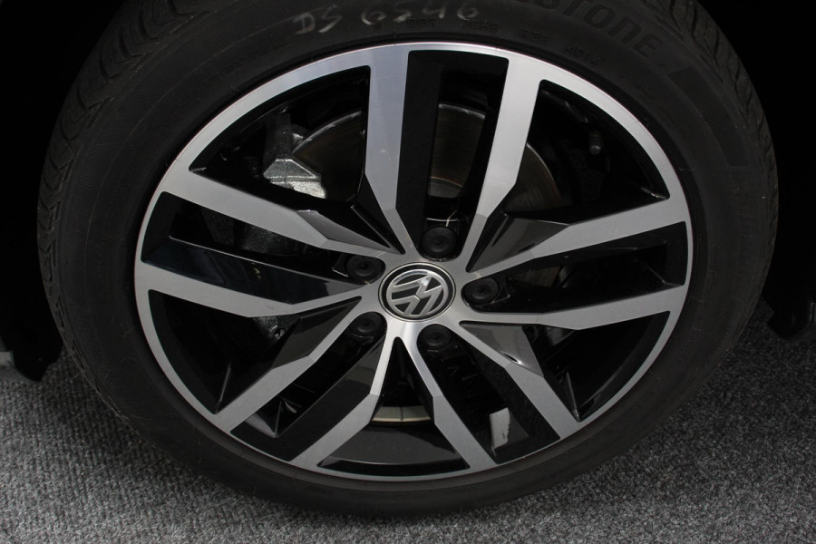 Volkswagen e-Golf € 2000,- subsidie mogelijk ! | Navigatie | Climate control | Virtual cockpit | Parkeersensoren V+A | DAB+ | Adaptive Cruise Control | 17"Lichtmetalen velgen
