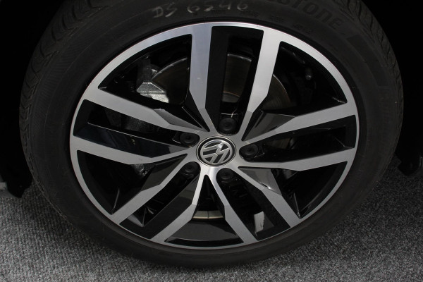 Volkswagen e-Golf € 2000,- subsidie mogelijk ! | Navigatie | Climate control | Virtual cockpit | Parkeersensoren V+A | DAB+ | Adaptive Cruise Control | 17"Lichtmetalen velgen