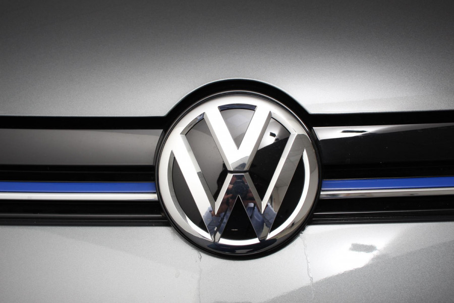 Volkswagen e-Golf € 2000,- subsidie mogelijk ! | Navigatie | Climate control | Virtual cockpit | Parkeersensoren V+A | DAB+ | Adaptive Cruise Control | 17"Lichtmetalen velgen