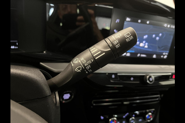 Opel Mokka-e Elegance 50-kWh 11kw bl. Climate Control Cruise control LED Parkeersensoren + Achteruitrijcamera Voorstoelen verwarmd Apple Carplay/ Android Auto