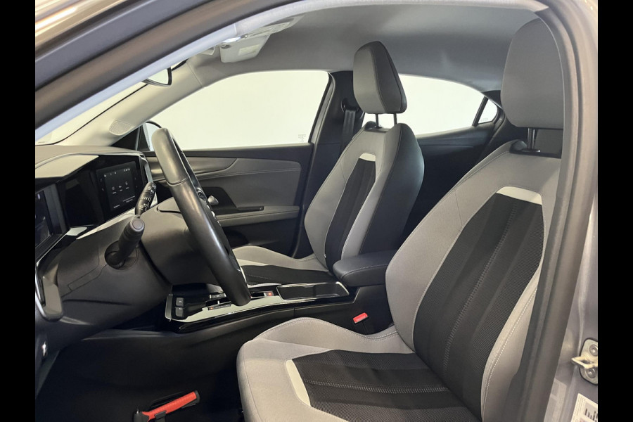 Opel Mokka-e Elegance 50-kWh 11kw bl. Climate Control Cruise control LED Parkeersensoren + Achteruitrijcamera Voorstoelen verwarmd Apple Carplay/ Android Auto