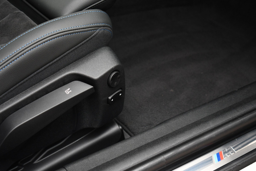 BMW 3 Serie Touring 330e M-Sport Pano Trekhaak Harman/K 19inch Camera