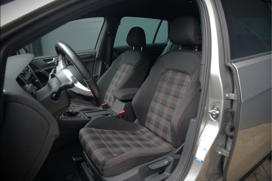 Volkswagen Golf 2.0 TSI GTI | Dynaudio | Stoelverwarming | Adaptive Cruise Control | DSG | Keyless | Apple Carplay | Navigatie | Dodehoekdetectie | TCR | Virtual Cockpit | CSR | Parkeersensoren | Ambiance Verlichting